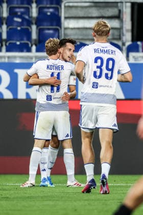 Sports, Soccer, 3rd Division, 2026–2027 Season, Matchday 7: SV Wehen Wiesbaden vs. MSV Duisburg, September 20, 2026, BRITA Arena: MSV Duisburg celebrates after Dominik Kother scores the 20th goal for MSV Duisburg; 11 players celebrate in Wiesbaden at the BRITA Arena in Hesse, Germany