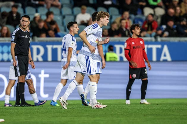 Sports, Soccer, 3rd Division, 2026–2027 Season, Matchday 7: SV Wehen Wiesbaden vs. MSV Duisburg, September 20, 2026, BRITA Arena: MSV Duisburg celebrates after Dominik Kother scores the 20th goal for MSV Duisburg; 11 players celebrate in Wiesbaden at the BRITA Arena in Hesse, Germany