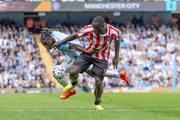 Manchester City v Sunderland - Premier League 2026 27 Jeremy Doku 11 of Manchester City F.C. challenges Brian Brobbey 9 of Sunderland A.F.C. during the Premier League match between Manchester City and Sunderland at the Etihad Stadium in Manchester, on September 20, 2026. Manchester Manchester United, ManU Kingdom  Copyright: xMIxNewsx originalFilename:fletcher-manchest260920_np1pz.jpg