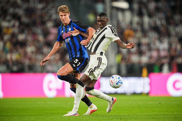 Atalanta s Thomas Kristensen fights for the ball with jumps for the ball with Juventus s Randal Kolo Muani during the Serie A soccer match between Juventus and Atalanta at the Allianz Stadium in Turin, north west Italy - Sunday, September 20, 2026. - Soccer .  Copyright: xMarcoxAlpozzi LaPressex