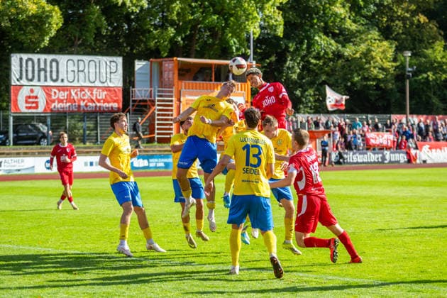Colin Kroll Thiel (GFC), right, jumps for a header. The forward had to be taken out of the game due to injury shortly after coming on as a substitute. GER, Soccer, Men s, Northeast Regional League, 2026–2027 season, Matchday 9, Greifswalder FC vs. FSV 63 Luckenwalde