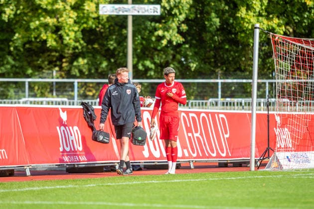 Colin Kroll Thiel with the GFC s physical therapist. The forward had to be taken out of the game due to injury shortly after coming on as a substitute. GER, Soccer, Men s, Northeast Regional League, 2026–2027 Season, Matchday 9, Greifswalder FC vs. FSV 63 Luckenwalde