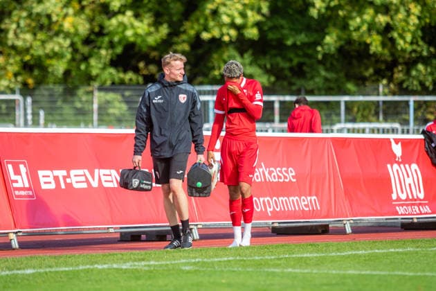 Colin Kroll Thiel with the GFC s physical therapist. The forward had to be taken out of the game due to injury shortly after coming on as a substitute. GER, Soccer, Men s, Northeast Regional League, 2026–2027 Season, Matchday 9, Greifswalder FC vs. FSV 63 Luckenwalde