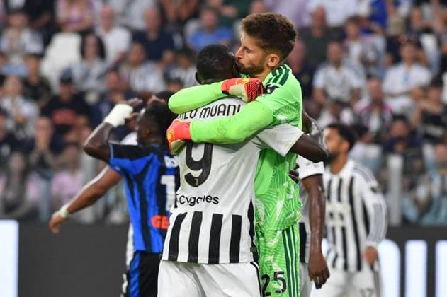Foto IPP Massimo Rana Torino 20-09-2026 Calcio Campionato di Serie A 2026 2027 Juventus-Atalanta nella foto il portiere della juventus guglielmo vicario si complimenta abbracciando il compagno randal kolo muani Italy Photo Press - World Copyright italy ITALY  Copyright: xR4924_italyphotopressx