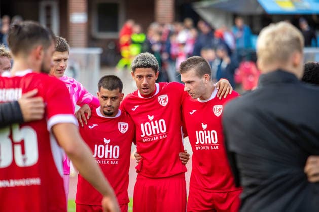 Lion Semic, Collin Kroll Thiel, and Robert Leipertz (GFC) in a team huddle after the game. GER, Soccer, Men s, Northeast Regional League, 2026–2027 season, Matchday 9, Greifswalder FC vs. FSV 63 Luckenwalde