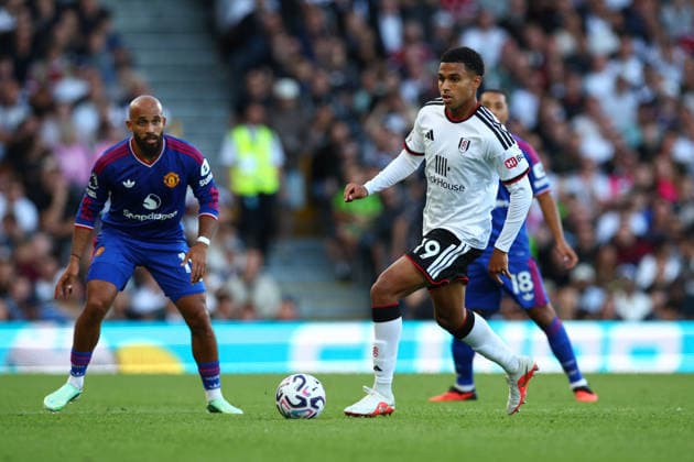 Premier League: Fulham v Manchester United, ManU LONDON, UK - 20th Sept 2026: Shea Charles of Fulham FC in action during the Premier League match between Fulham FC and Manchester United FC at Craven Cottage London Craven Cottage England United Kingdom Copyright: xCraigxMercerx xPeakxActionxPhotosx