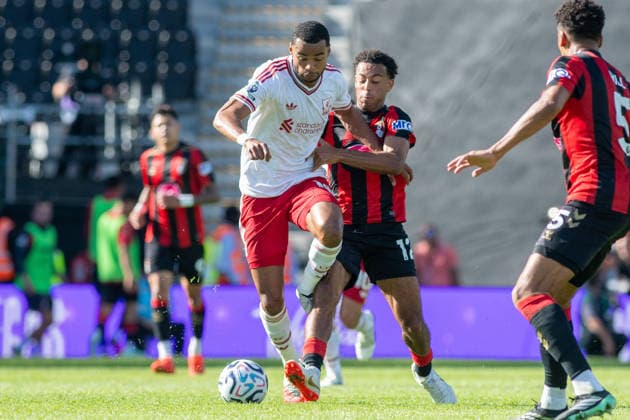 AFC Bournemouth v Liverpool, Premier League Tyler Adams and Cody Gakpo battle for the ball during the AFC Bournemouth v Liverpool Premier League match at Vitality Stadium, Bournemouth, England on 20 September 2026 Credit: Andy Thomas Every Second Media Editorial use only. All images are copyright Every Second Media Limited. No images may be reproduced without prior permission. All rights reserved. Premier League and Football League images are subject to licensing agreements with Football DataCo Limited. see https: www.football-dataco.com Copyright: xIMAGO EveryxSecondxMediax ESM-2180-0093 AndyxThomasx xEveryxSecondxMediax