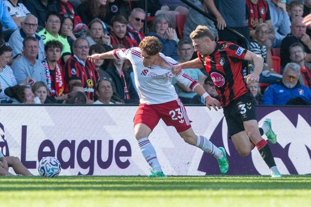 AFC Bournemouth v Liverpool, Premier League Adrien Truffert and Victor Munoz battle for the ball during the AFC Bournemouth v Liverpool Premier League match at Vitality Stadium, Bournemouth, England on 20 September 2026 Credit: Andy Thomas Every Second Media Editorial use only. All images are copyright Every Second Media Limited. No images may be reproduced without prior permission. All rights reserved. Premier League and Football League images are subject to licensing agreements with Football DataCo Limited. see https: www.football-dataco.com Copyright: xIMAGO EveryxSecondxMediax ESM-2180-0098 AndyxThomasx xEveryxSecondxMediax