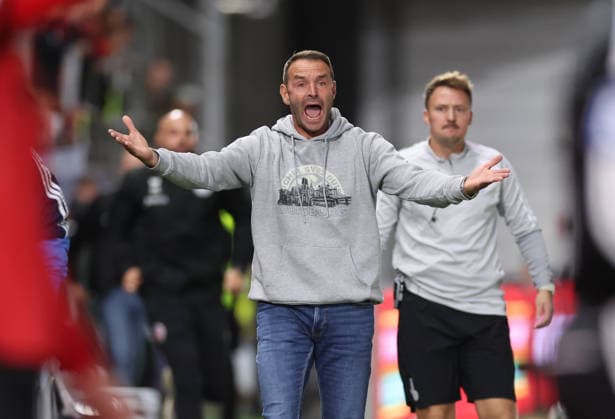 September 20, 2026, Soccer 3rd Division, SV Wehen Wiesbaden vs. MSV Duisburg, from left, Coach Dietmar Hirsch of MSV Duisburg gives instructions, gesticulates with his arms, DFL DFB REGULATIONS PROHIBIT ANY USE OF PHOTOGRAPHS AS IMAGE SEQUENCES AND OR QUASI-VIDEO xdcx Copyright: HMBxMedia Claus