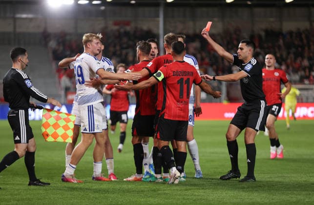 September 20, 2026, Soccer 3rd Division, SV Wehen Wiesbaden vs. MSV Duisburg, from left, Referee Cengiz Kabalakli shows Tarik Gözüsirin of SV Wehen Wiesbaden a red card, red card, ejection, game misconduct. DFL and DFB regulations prohibit any use of photographs as image sequences and or quasi-video. xdcx Copyright: HMBxMedia Claus