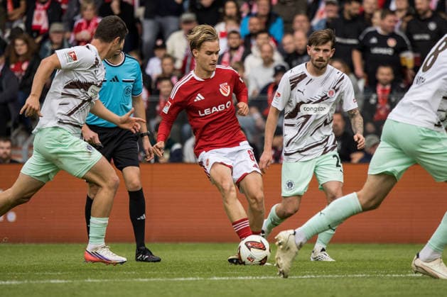 Cottbus, Germany, September 20, 2026, 2nd Bundesliga 2026–2027, Matchday 6: FC Energie Cottbus vs. FC St. Pauli. Pictured with the ball: Lukas Michelbrink, Energie Cottbus. DFL and DFB regulations prohibit any use of photographs as image sequences and or quasi-video. LEAG Energie Stadium Brandenburg Copyright: xFotostandx xWeilandx