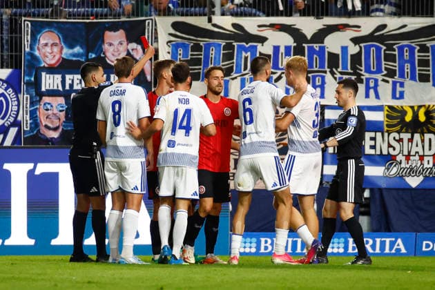 September 20, 2026, xavx, Soccer 3rd Division, SV Wehen Wiesbaden vs. MSV Duisburg: Referee Cengiz Kabalakli shows a red card to Tarik Gözüsirin of SV Wehen Wiesbaden, Wiesbaden