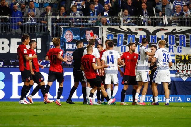 September 20, 2026, xavx, Soccer 3rd Division, SV Wehen Wiesbaden vs. MSV Duisburg: Referee Cengiz Kabalakli shows a red card to Tarik Gözüsirin of SV Wehen Wiesbaden, Wiesbaden