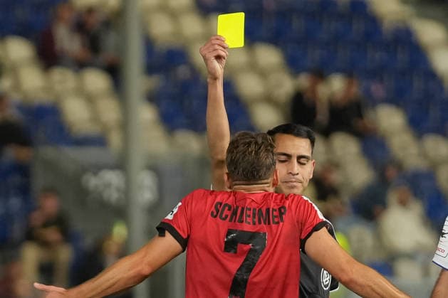 Germany Soccer 3rd Division 2026–2027, Matchday 7: SV Wehen Wiesbaden vs. MSV Duisburg at Brita Arena, Wiesbaden. Referee Cengiz KabalaklÄ± shows Lukas Schleimer (SVW) a yellow card. Copyright: xTobiasxWentzellx