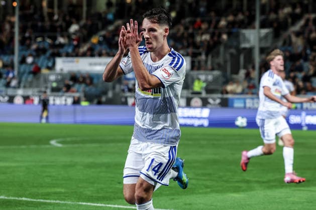 Sports, Soccer, 3rd Division, 2026–2027 Season, Matchday 7: SV Wehen Wiesbaden vs. MSV Duisburg, September 20, 2026, BRITA Arena: MSV Duisburg celebrates after Conor Noß scores to make it 4–1; the players are celebrating in Wiesbaden at the BRITA Arena, Hesse, Germany