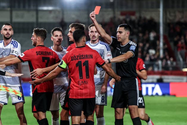 Sports, Soccer, 3rd Division, 2026–2027 Season, Matchday 7: SV Wehen Wiesbaden vs. MSV Duisburg, September 20, 2026, BRITA Arena: Red card for Tarik Gözüsirin (Wiesbaden, No. 11) by referee Cengiz Kabalakli at the BRITA Arena in Wiesbaden, Hesse, Germany