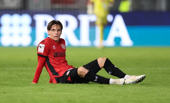 September 20, 2026, Soccer 3rd Division, SV Wehen Wiesbaden vs. MSV Duisburg, from left: Max Brandt of SV Wehen Wiesbaden looks disappointed, sad, frustrated, frustrated DFL DFB REGULATIONS PROHIBIT ANY USE OF PHOTOGRAPHS AS IMAGE SEQUENCES AND OR QUASI-VIDEO xdcx Copyright: HMBxMedia Claus