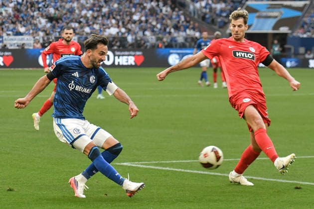 From left: Kenan Karaman (Schalke 19) and Maximilian Rohr (Elversberg 31) battling for the ball, September 20, 2026 ¢ Soccer ¢ FC Schalke 04 vs. SV 07 Elversberg, Veltins Arena, Gelsenkirchen, DFB DFL regulations prohibit any use of photographs as image sequences and or quasi-video NRW Germany Copyright: xpepphotox xSaschaxWeizx pep00321, pep_20260920_sw