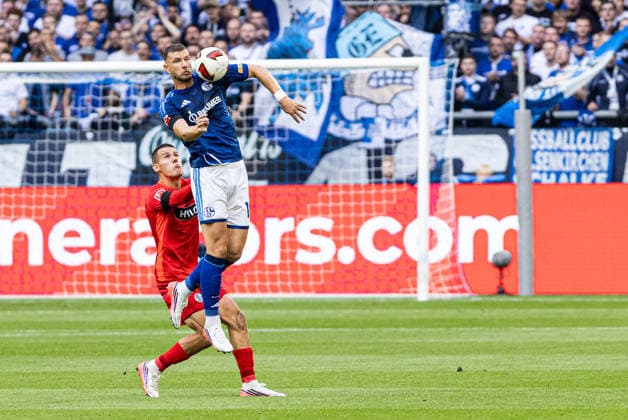 1 Bundesliga FC Schalke 04 vs. SV Elversberg, September 20, 2026 Lukas Pinckert, SV Elversberg, 19, Edin Dzeko, FC Schalke 04, 10 1 German Bundesliga, Matchday 4: FC Schalke 04 vs. SV Elversberg, Veltins Arena, Gelsenkirchen, September 20, 2026. DFL regulations prohibit any use of photographs as image sequences and or quasi-video. Copyright: xBEAUTIFULxSPORTS Buriakovx