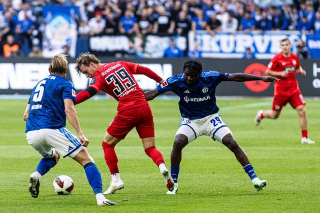 1 Bundesliga FC Schalke 04 vs. SV Elversberg September 20, 2026 Timo Becker (FC Schalke 04), 5, Cole Campbell (SV Elversberg), 39, Junior Dina Ebimbe, FC Schalke 04, 29 1 German Bundesliga, Matchday 4, FC Schalke 04 vs. SV Elversberg, Veltins Arena, Gelsenkirchen, September 20, 2026. DFL regulations prohibit any use of photographs as image sequences and or quasi-video Copyright: xBEAUTIFULxSPORTS Buriakovx