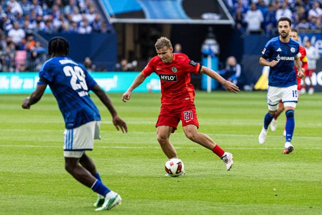1 Bundesliga FC Schalke 04 vs. SV Elversberg, September 20, 2026, Lasse Günther (SV Elversberg), 21, Junior Dina Ebimbe FC Schalke 04, September 29, 2026, Bundesliga Matchday 4: FC Schalke 04 vs. SV Elversberg at Veltins Arena, Gelsenkirchen, September 20, 2026. DFL regulations prohibit any use of photographs as image sequences and or quasi-video. Copyright: xBEAUTIFULxSPORTS Buriakovx