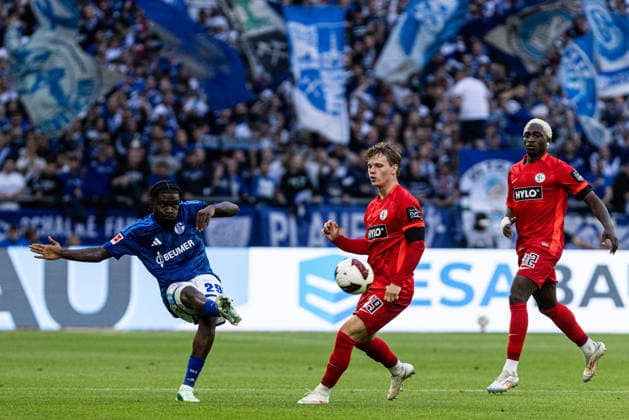 1 Bundesliga FC Schalke 04 vs. SV Elversberg September 20, 2026 Junior Dina Ebimbe FC Schalke 04, 29 Cole Campbell SV Elversberg, 39 1 Bundesliga Matchday 4 FC Schalke 04 SV Elversberg Veltins Arena, Gelsenkirchen September 20, 2026 DFL regulations prohibit any use of photographs as image sequences and or quasi-video Copyright: xBEAUTIFULxSPORTS Buriakovx
