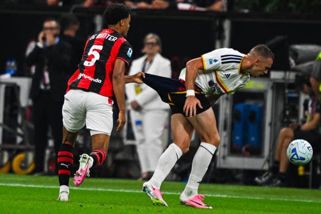 IPA88772765 - Koni De Winter of AC Milan battles for the ball during the Serie A soccer match between AC Milan and US Lecce on September 20, 2026, at the Giuseppe Meazza San Siro Stadium in Milan, Italy. Credit: Tiziano Ballabio  Copyright: xTizianoxBallabio IPAxSportx xx IPA88772765