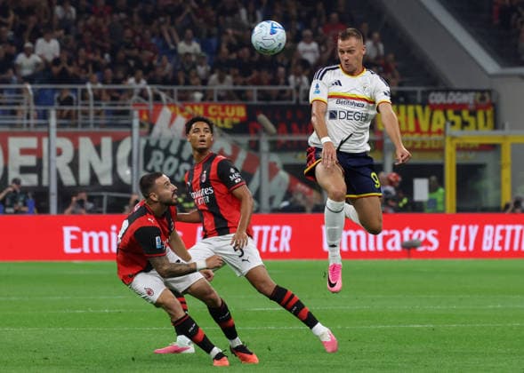 Foto IPP Roberto Bregani Milano 20-09-2026 Calcio Campionato di Serie A 2026 2027, Milan-Lecce Nella foto Nikola Stulic del Lecce in azione contro Mario Gila del Milan. Italy Photo Press World Copyright. italy ITALY  Copyright: xR4924_italyphotopressx
