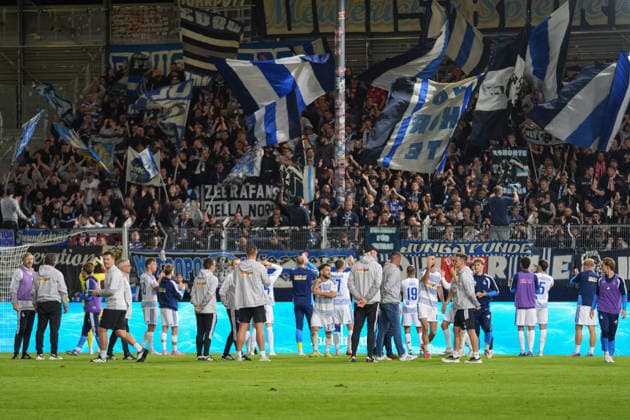 Germany Soccer 3rd Division 2026–2027, Matchday 7: SV Wehen Wiesbaden vs. MSV Duisburg at Brita Arena, Wiesbaden. The MSV players celebrating their victory in Wiesbaden with their fans; spectators, fans, stands, flag, banner, chant, choreography, fan choreography, Copyright: xTobiasxWentzellx