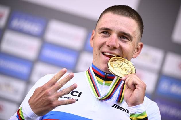 Winner Belgian Remco Evenepoel shows his gold medal, wearing the world champion jersey on the podium of the men s elite individual time trial race (39,2km) at the cycling UCI Road World Championship, WM, Weltmeisterschaft in Montreal, Canada, Sunday 20 September 2026. JASPERxJACOBS  x187204462x