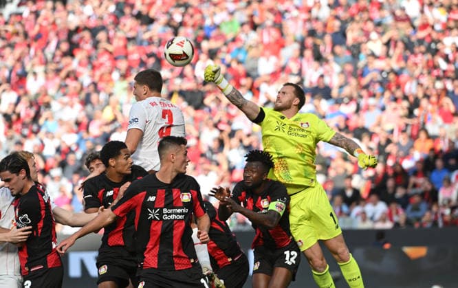Goalkeeper Mark Flekken of Bayer Leverkusen clears the ball; from left to right: Goalkeeper Mark Flekken of Bayer Leverkusen, Edmond Tapsoba of Bayer Leverkusen, Patrik Schick of Bayer Leverkusen, Maxime Esteve of RB Leipzig, Jarell Quansah (Bayer Leverkusen) in action, tackle; soccer, Bundesliga, Matchday 4, Bayer 04 Leverkusen vs. RB Leipzig, on September 20, 2026, in Leverkusen, Germany. DFL regulations prohibit any use of photographs as image sequences and or quasi-video.