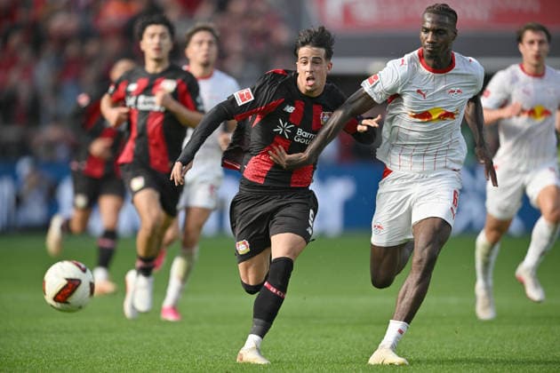 l r Afonso Moreira, Bayer Leverkusen; Ezechiel Banzuzi, RB Leipzig; action, tackle; soccer; Bundesliga 1, Matchday 4, Bayer 04 Leverkusen vs. RB Leipzig, on September 20, 2026, in Leverkusen, Germany. DFL regulations prohibit any use of photographs as image sequences and or quasi-video.