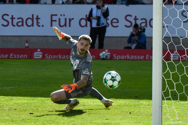Luca Unbehaun (Rostock 1) concedes the goal that ties the score at 1-1. Goal scorer: Semir Telalovic (Essen), 17, 20, 09, 2026 ¢ Soccer ¢ Rot-Weiss Essen vs. Hansa Rostock, Essen Stadium, Essen, DFB and DFL regulations prohibit any use of photographs as image sequences and or quasi-video. NRW, Germany Copyright: xpepphotox xSaschaxWeizx pep00321, pep_20260920_hm