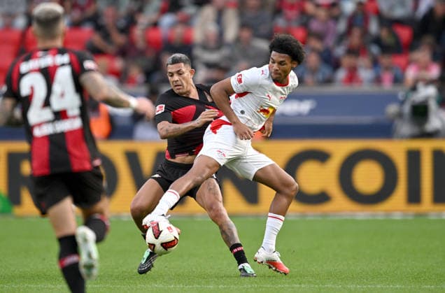 l r Facundo Medina, Bayer Leverkusen; Samba Konate, RB Leipzig; Action; Tackle; Soccer; Bundesliga 1; Matchday 4, Bayer 04 Leverkusen vs. RB Leipzig, on September 20, 2026, in Leverkusen, Germany. DFL regulations prohibit any use of photographs as image sequences and or quasi-video.