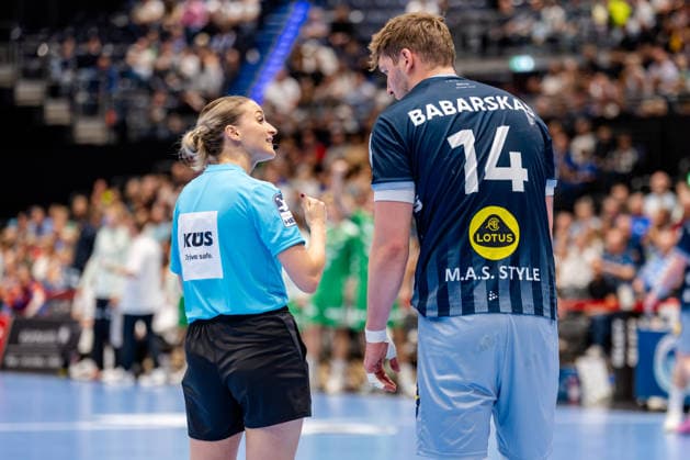 Düsseldorf, September 20, 2026, Handball, Men s, Opel Bundesliga, Matchday 5, 2026–2027 Bergische HC vs. Füchse Berlin; Referee Sophia Janz issues a clear warning to Gerdas Babarskas Bergische HC, 14