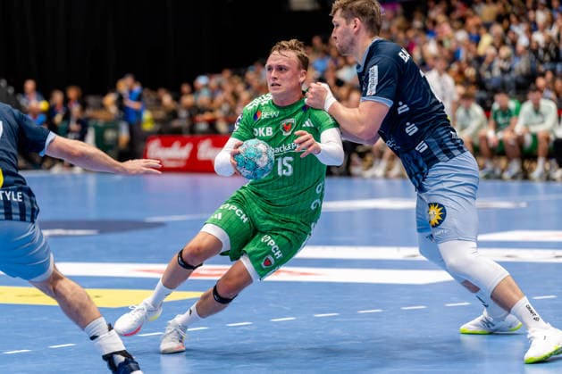 Düsseldorf, September 20, 2026, Handball, Men s, Opel Bundesliga, Matchday 5, 2026–2027 Bergische HC vs. Füchse Berlin, Tobias Grondahl (Füchse Berlin, No. 15) in a duel with Gerdas Babarskas (Bergische HC, No. 14)