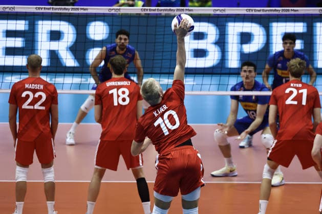 IPA88775808 - 10 Tobias Kjar (Denmark) serving during the Round of 16 match of the CEV Enel EuroVolley 2026 between Italy and Denmark at PalaVela, Turin, Italy, on September 20, 2026, during the Italy vs. Denmark match, CEV EuroVolley Men’s match in Turin, Italy, September 20, 2026  Copyright: xValerioxOrigo IPAxSportx xx IPA88775808