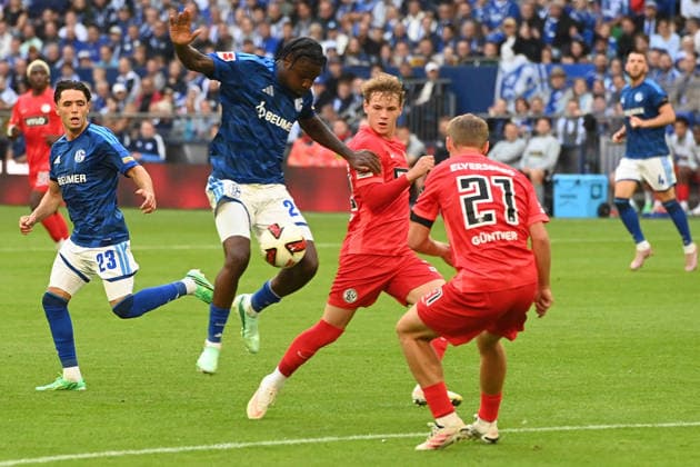 Junior DINA EBIMBE GE vs. Cole CAMPBELL, Elversberg, and Lasse GUENTHER, Elversberg; action, tackle, FC Schalke 04 vs. SV 07 Elversberg 0–0 Soccer 1st Bundesliga, Matchday 3, matchday3, Spieltag3, on September 20, 2026, at the Veltins Arena in Gelsenkirchen, Germany. DFL regulations prohibit any use of photographs as image sequences and or quasi-video.