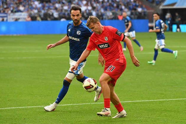 Lasse GUENTHER Günther, Elversberg vs. Kenan KARAMAN GE Action, Tackle, FC Schalke 04 vs. SV 07 Elversberg 0–0 Soccer 1 Bundesliga, Matchday 3, matchday3, Spieltag3, on September 20, 2026, at the Veltins Arena in Gelsenkirchen, Germany. DFL regulations prohibit any use of photographs as image sequences and or quasi-video.