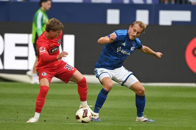 Cole CAMPBELL (Elversberg) vs. Timo BECKER (GE) – Action, Tackle, FC Schalke 04 vs. SV 07 Elversberg 0–0 Soccer 1 Bundesliga, Matchday 3, matchday3, Spieltag3, on September 20, 2026, at the Veltins Arena in Gelsenkirchen, Germany. DFL regulations prohibit any use of photographs as image sequences and or quasi-video.