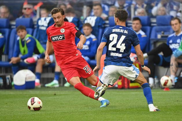 Lukas PETKOV (Elversberg) vs. Adil AOUCHICHE (GE) Action, Tackle, FC Schalke 04 vs. SV 07 Elversberg 0–0 Soccer 1 Bundesliga, Matchday 3, matchday3, Spieltag3, on September 20, 2026, at the Veltins Arena in Gelsenkirchen, Germany. DFL regulations prohibit any use of photographs as image sequences and or quasi-video.