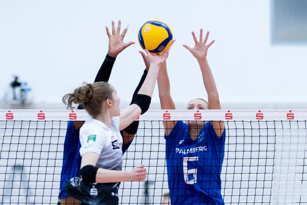 FUNKE Volley Cup: Schwarz Weiss Erfurt vs. SSC Palmberg Schwerin, Erfurt, September 20, 2026. Teresa Ziegenbalg (7, Schwarz Weiss Erfurt) against Devyn Robinson (30, SSC Palmberg Schwerin) on the left and Marije ten Brinke (6, SSC Palmberg Schwerin) on the right. FUNKE Volley Cup Schwarz Weiss Erfurt vs. SSC Palmberg Schwerin, Riethsporthalle, Erfurt, September 20, 2026 Copyright: xBEAUTIFULxSPORTS Duehringx
