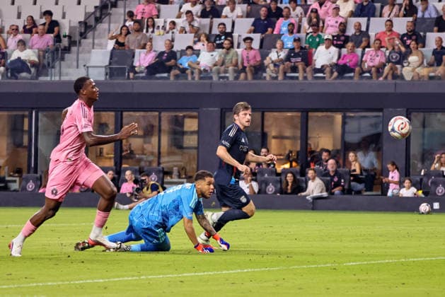 MIAMI, FL - SEPTEMBER 20: San Diego FC Midfielder Anders Dreyer (10) scores a goal past Inter Miami CF Goalkeeper Dayne St. Clair (97) during a 2026 MLS, Fussball Herren, USA soccer match between Inter Miami CF and San Diego FC on September 20, 2026 at NU Stadium, Miami, Fla.(Photo by Chris Arjoon Icon Sportswire). SOCCER: SEP 20 MLS Inter Miami CF vs San Diego FC EDITORIAL USE ONLY Icon2609200000002
