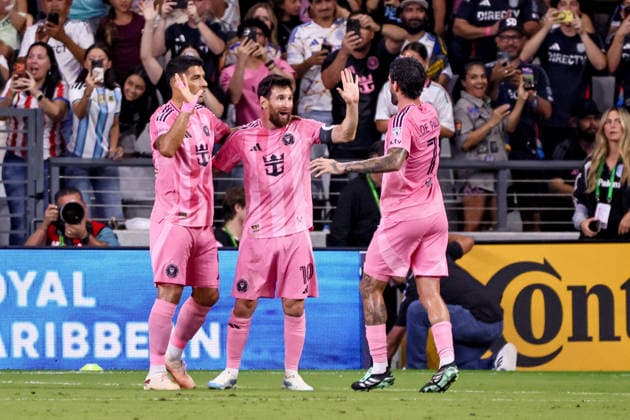 MIAMI, FL - SEPTEMBER 20: Inter Miami CF Forward Lionel Messi (10), Inter Miami CF Forward Luis Suarez (9) and Inter Miami CF Midfielder Rodrigo de Paul (7) celebrate a goal score during a 2026 MLS, Fussball Herren, USA soccer match between Inter Miami CF and San Diego FC on September 20, 2026 at NU Stadium, Miami, Fla.(Photo by Chris Arjoon Icon Sportswire). SOCCER: SEP 20 MLS Inter Miami CF vs San Diego FC EDITORIAL USE ONLY Icon2609200000004