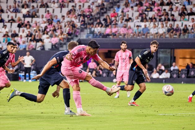 MIAMI, FL - SEPTEMBER 20: Inter Miami CF Forward Luis Suarez (9) shoots and scores a goal during a 2026 MLS, Fussball Herren, USA soccer match between Inter Miami CF and San Diego FC on September 20, 2026 at NU Stadium, Miami, Fla.(Photo by Chris Arjoon Icon Sportswire). SOCCER: SEP 20 MLS Inter Miami CF vs San Diego FC EDITORIAL USE ONLY Icon2609200000012