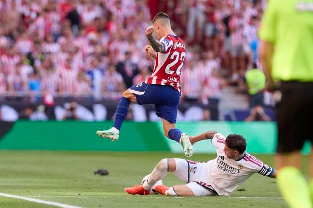 LaLiga EA SPORTS 2026 2027 - Atletico Madrid and Real Madrid CF in Madrid, Spain - 20 Sep 2026 Alejandro Grimaldo (Atletico Madrid) and Federico Valverde (Real Madrid CF) are seen in action during the LaLiga EA SPORTS 2026 2027 match between Atletico Madrid and Real Madrid CF. Final score: Atletico Madrid 2-1 Real Madrid CF. Madrid Spain Copyright: xFedericoxTitonex xSOPAxImagesx Federico-Titone-1452355
