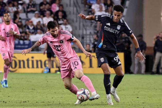 September 20, 2026, Miami, Florida, USA: Inter Miami CF forward LIONEL MESSI (10) and San Diego FC midfielder ELIAS ACHOURI (99) battle for a ball during a 2026 MLS, Fussball Herren, USA soccer match between Inter Miami CF and San Diego FC. Miami USA - ZUMAa257 20260920_zsp_a257_024 Copyright: xChrisxArjoonx