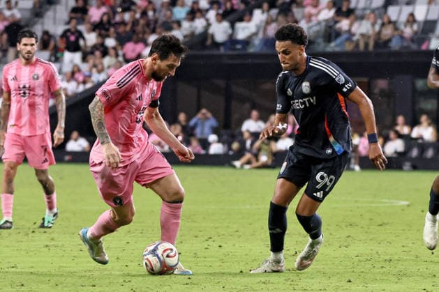 September 20, 2026, Miami, Florida, USA: Inter Miami CF forward LIONEL MESSI (10) and San Diego FC midfielder ELIAS ACHOURI (99) battle for a ball during a 2026 MLS, Fussball Herren, USA soccer match between Inter Miami CF and San Diego FC. Miami USA - ZUMAa257 20260920_zsp_a257_035 Copyright: xChrisxArjoonx