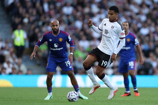Fulham v Manchester United, ManU - Premier League 2026 27 Shea Charles of Fulham possesses the ball during the Premier League match between Fulham and Manchester United at Craven Cottage in London, on September 20, 2026. London Greater London United Kingdom  Copyright: xMIxNewsx originalFilename:fletcher-fulhamvs260920_npwRl.jpg