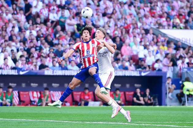 (260921) -- MADRID, Sept. 21, 2026 -- Atletico de Madrid s Giuliano Simeone (L) vies with Real Madrid s Dean Huijsen during a La Liga football match between Atletico de Madrid and Real Madrid at Riyadh Air Metropolitano stadium in Madrid, Spain, on Sept. 20, 2026. (Photo by Xinhua) (SP)SPAIN-MADRID-FOOTBALL-LALIGA-ATLETICO MADRID VS REAL MADRID GustavoxValiente 
